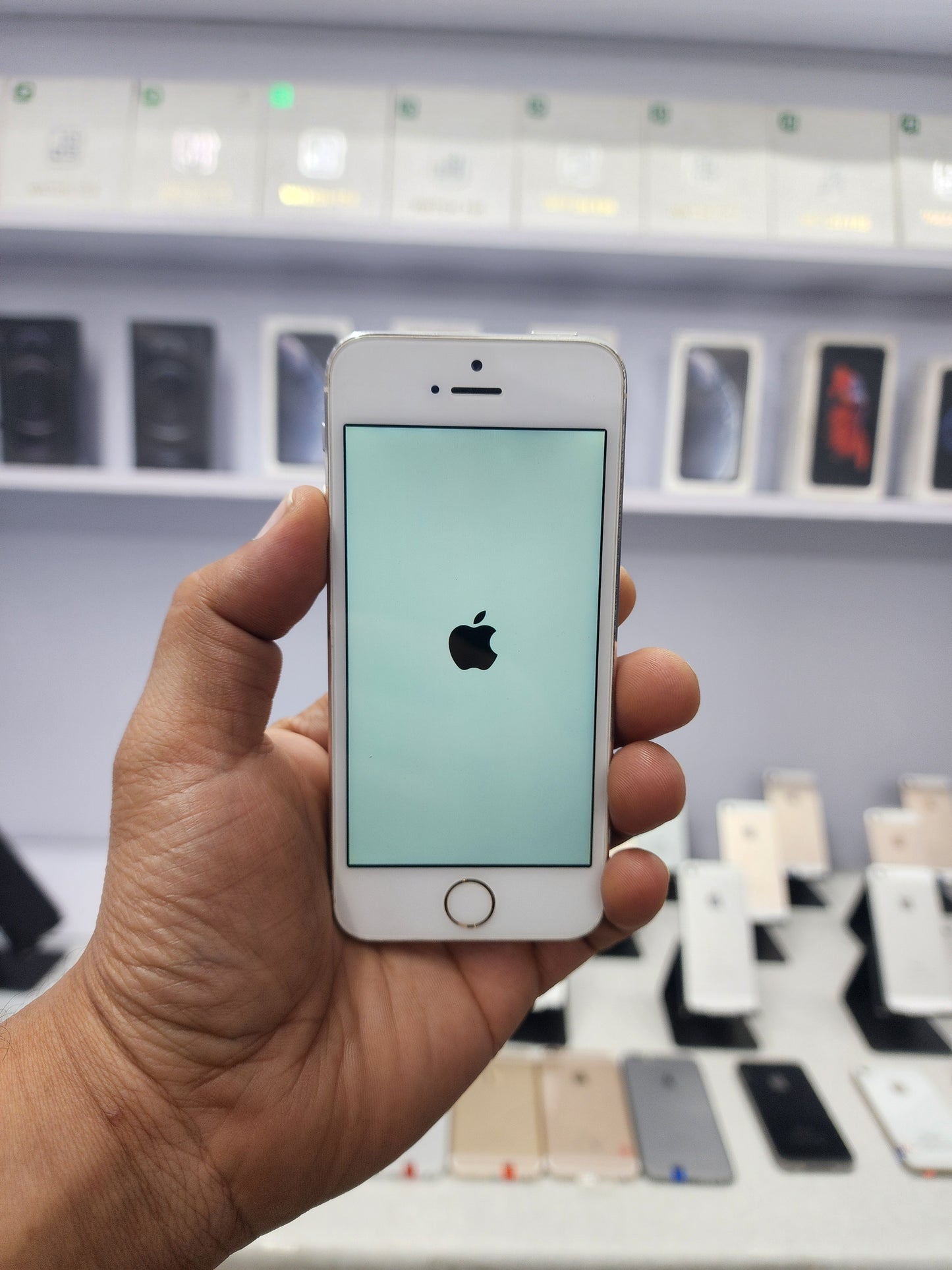iPhone 5s 16GB Renewed (Box Packed)