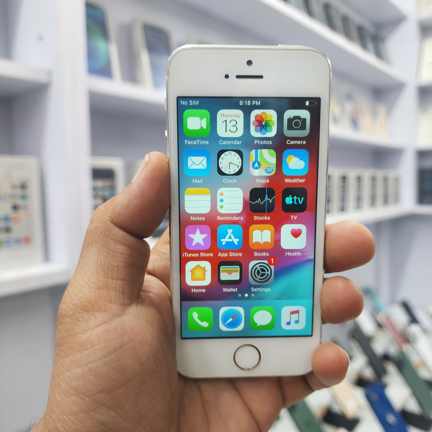 iPhone 5s 16GB Renewed (Box Packed)